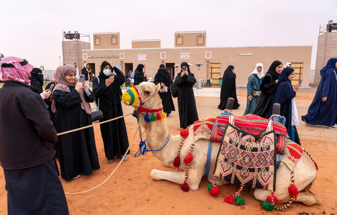 Wanita Saudi bersaing dalam perlumbaan unta Puteri Noura