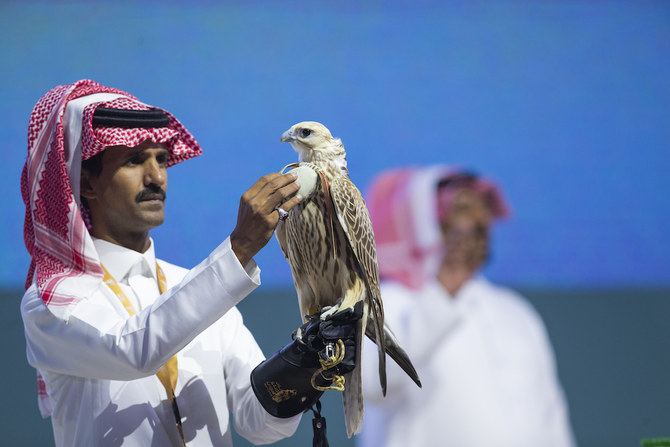 Falcon baka Arab Saudi cecah rekod 4,000 di lelongan Riyadh